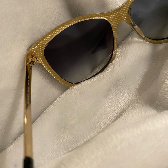 Gucci Gold & Black Sunglasses: Luxe Look w/ Case, Dramatically Reduced - Picture 6 of 16